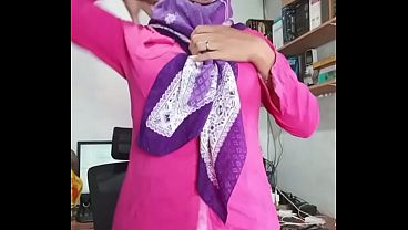 Hijab Shemale Cumming Hard On Webcam